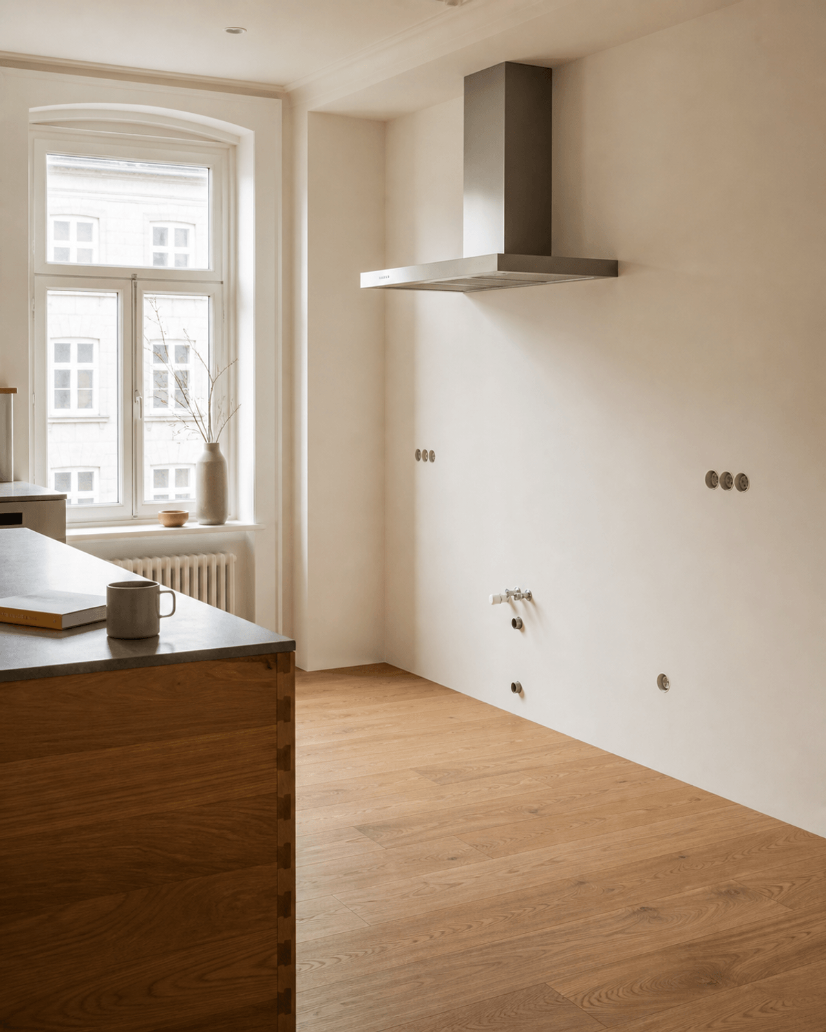 The space before: Een kastenmaker vinden in Amsterdam kost weken. De kasten maken kost maanden.