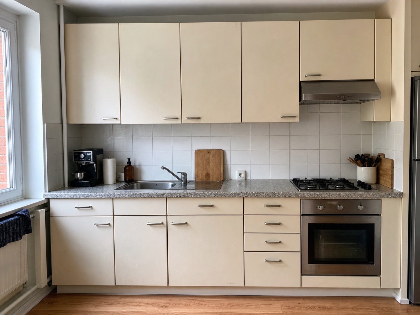 Bestaande keukenkastenrij in een appartement, klaar voor een make-over