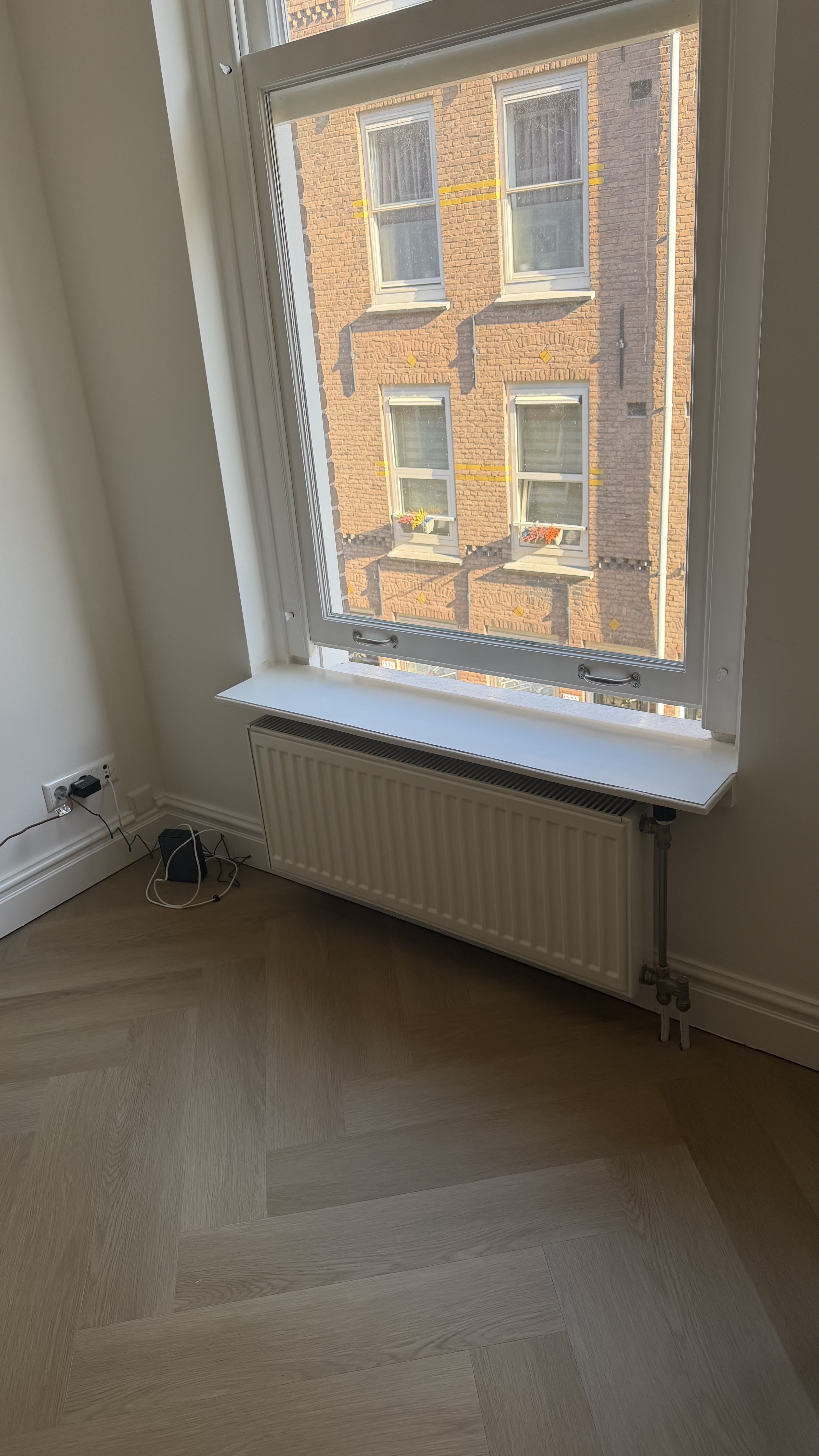 Lege raamhoek vóór het inbouwbankconcept